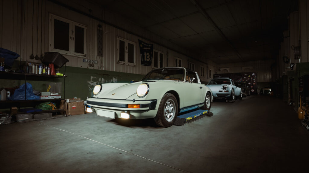 There are nine million rusty spots in Beige-in. A classic 2.7 Targa from 1975.